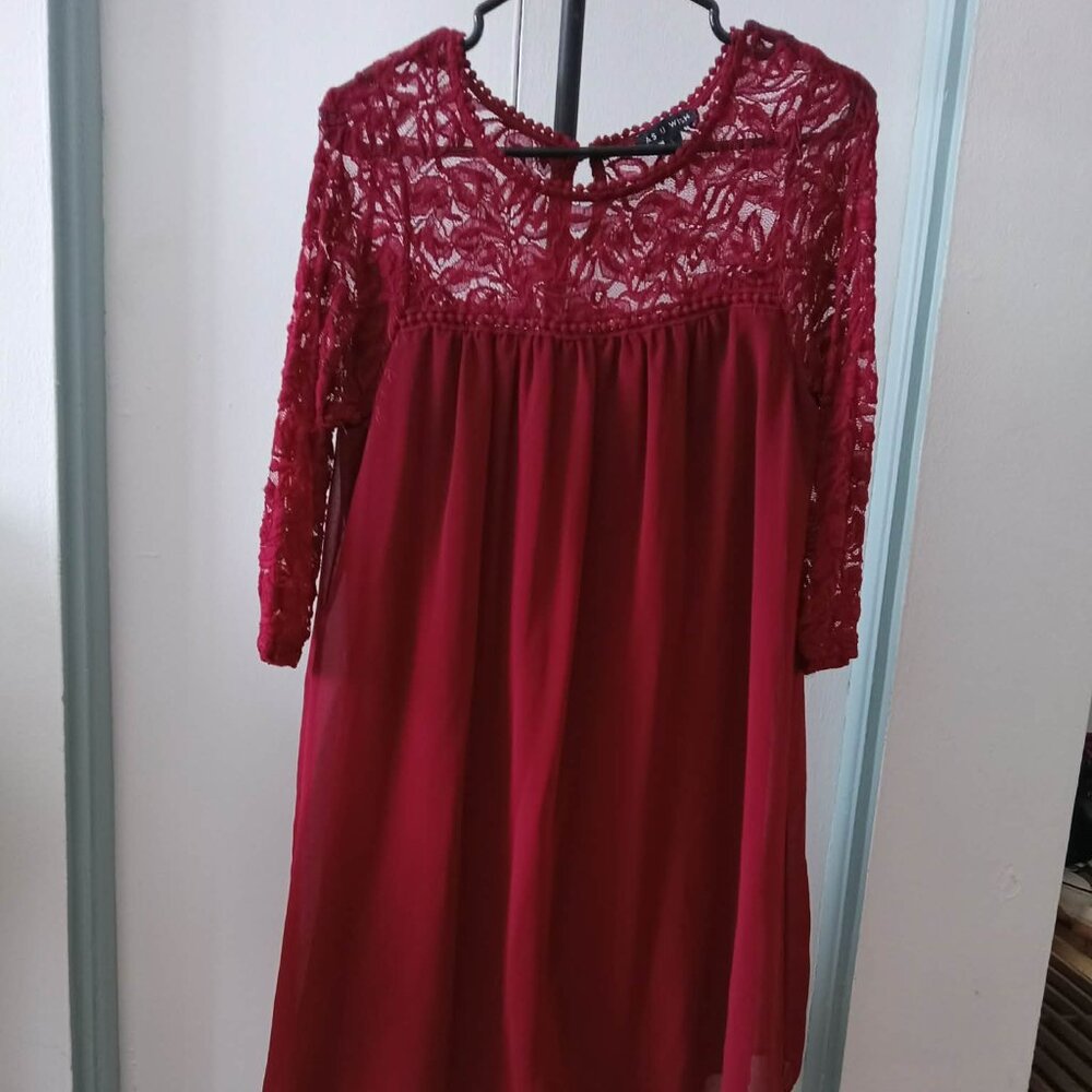 Beautiful dress in a rich burgundy red with lace sleeves with petticoat